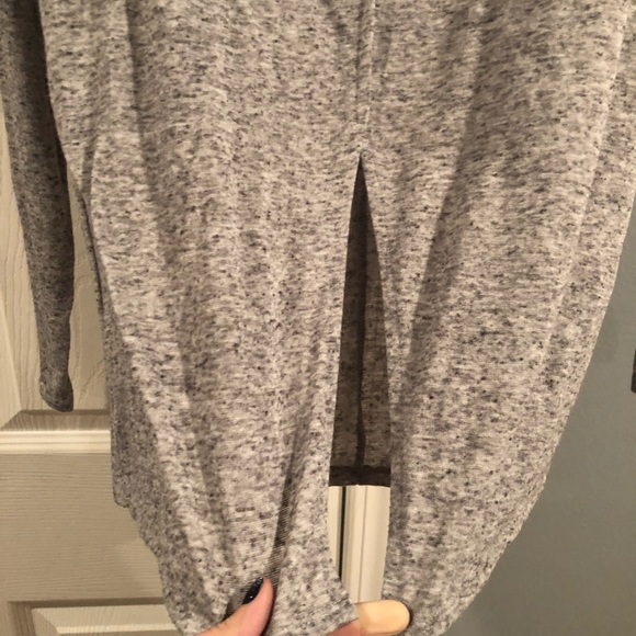 Light Old Navy sweater with split back 🥑🥑🥑 - Picture 3 of 5